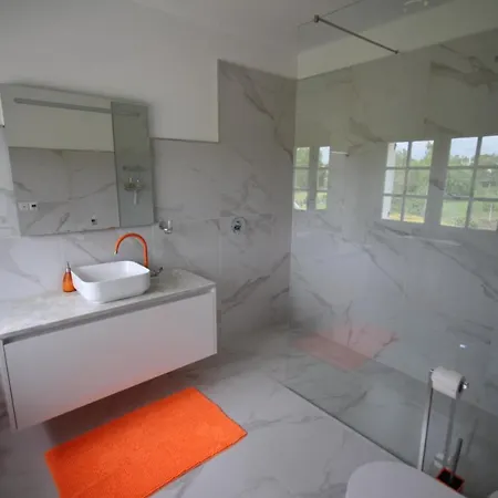 Alojamento de Acomodação e Pequeno-almoço Branca Barreiros Al98139 4*